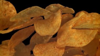 Patates cipsi uçar ve düşer. 1000 fps 'de yüksek hızlı bir kamerayla çekildi. Yüksek kaliteli FullHD görüntüler
