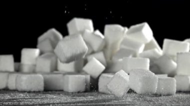 Şeker küpleri masaya düşer. 1000 fps 'de yüksek hızlı bir kamerayla çekildi. Yüksek kaliteli FullHD görüntüler