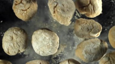 Hamur yukarı uçar ve aşağı düşer. 1000 fps 'de yüksek hızlı bir kamerayla çekildi. Yüksek kaliteli FullHD görüntüler
