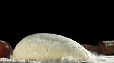 Hamur masaya düşer. 1000 fps 'de yüksek hızlı bir kamerayla çekildi. Yüksek kaliteli FullHD görüntüler