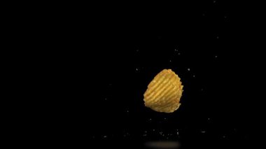 Patates cipsi masaya düşer. 1000 fps 'de yüksek hızlı bir kamerayla çekildi. Yüksek kaliteli FullHD görüntüler