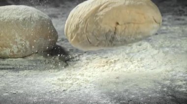 Hamur masaya düşer. 1000 fps 'de yüksek hızlı bir kamerayla çekildi. Yüksek kaliteli FullHD görüntüler