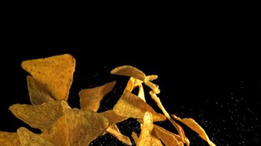 Mısır cipsi uçar ve düşer. 1000 fps 'de yüksek hızlı bir kamerayla çekildi. Yüksek kaliteli FullHD görüntüler