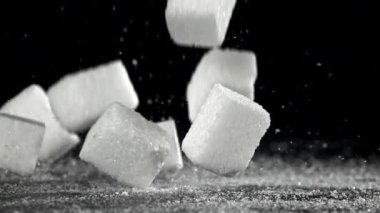 Şeker küpleri masaya düşer. 1000 fps 'de yüksek hızlı bir kamerayla çekildi. Yüksek kaliteli FullHD görüntüler