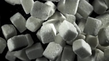 Şeker küpleri yukarı aşağı uçar. 1000 fps 'de yüksek hızlı bir kamerayla çekildi. Yüksek kaliteli FullHD görüntüler