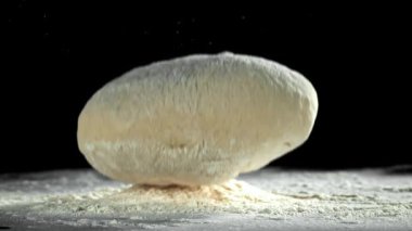 Hamur masaya düşer. 1000 fps 'de yüksek hızlı bir kamerayla çekildi. Yüksek kaliteli FullHD görüntüler