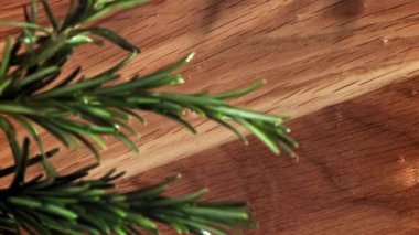 Biberiye kesme tahtasına düşer. 1000 fps 'de yüksek hızlı bir kamerayla çekildi. Yüksek kaliteli FullHD görüntüler