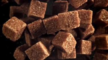 Çubuk şeker küpleri uçar ve düşer. 1000 fps 'de yüksek hızlı bir kamerayla çekildi. Yüksek kaliteli FullHD görüntüler