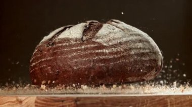 Kesme tahtasındaki ekmek. 1000 fps 'de yüksek hızlı bir kamerayla çekildi. Yüksek kaliteli FullHD görüntüler