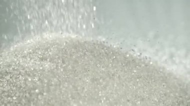 Şeker bir yığın halinde masaya düşer. 1000 fps 'de yüksek hızlı bir kamerayla çekildi. Yüksek kaliteli FullHD görüntüler
