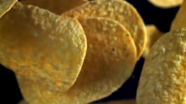 Patates cipsi uçar ve düşer. 1000 fps 'de yüksek hızlı bir kamerayla çekildi. Yüksek kaliteli FullHD görüntüler