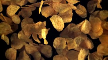 Patates cipsi uçar ve düşer. 1000 fps 'de yüksek hızlı bir kamerayla çekildi. Yüksek kaliteli FullHD görüntüler