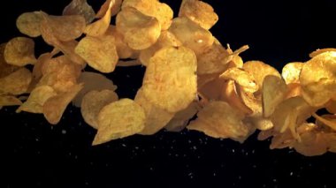 Patates cipsi uçar ve düşer. 1000 fps 'de yüksek hızlı bir kamerayla çekildi. Yüksek kaliteli FullHD görüntüler