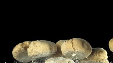Hamur yukarı uçar ve aşağı düşer. 1000 fps 'de yüksek hızlı bir kamerayla çekildi. Yüksek kaliteli FullHD görüntüler