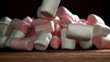 Şekerlemeler ahşap bir masaya düşer. 1000 fps 'de yüksek hızlı bir kamerayla çekildi. Yüksek kaliteli FullHD görüntüler