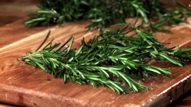 Biberiye kesme tahtasına düşer. 1000 fps 'de yüksek hızlı bir kamerayla çekildi. Yüksek kaliteli FullHD görüntüler