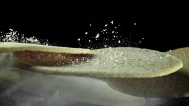 Pizza hamuru uçar ve düşer. 1000 fps 'de yüksek hızlı bir kamerayla çekildi. Yüksek kaliteli FullHD görüntüler