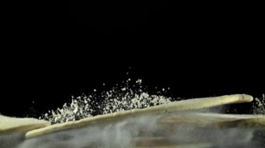 Pizza hamuru uçar ve düşer. 1000 fps 'de yüksek hızlı bir kamerayla çekildi. Yüksek kaliteli FullHD görüntüler