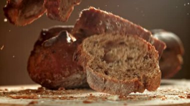 Dilimlenmiş baget parçaları masaya düşer. 1000 fps 'de yüksek hızlı bir kamerayla çekildi. Yüksek kaliteli FullHD görüntüler