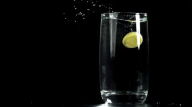 Bir aspirin tableti bir bardak suya düşer. 1000 fps 'de yüksek hızlı bir kamerayla çekildi. Yüksek kaliteli FullHD görüntüler