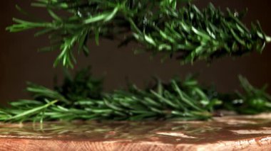 Biberiye kesme tahtasına düşer. 1000 fps 'de yüksek hızlı bir kamerayla çekildi. Yüksek kaliteli FullHD görüntüler