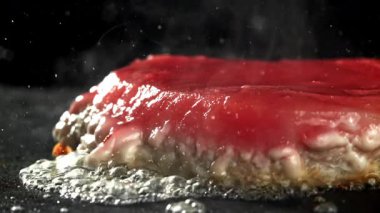 Izgara ton balığı bifteği. 1000 fps 'de yüksek hızlı bir kamerayla çekildi. Yüksek kaliteli FullHD görüntüler