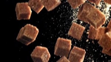 Çubuk şeker küpleri düşer. 1000 fps 'de yüksek hızlı bir kamerayla çekildi. Yüksek kaliteli FullHD görüntüler