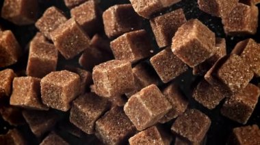 Çubuk şeker küpleri uçar ve düşer. 1000 fps 'de yüksek hızlı bir kamerayla çekildi. Yüksek kaliteli FullHD görüntüler