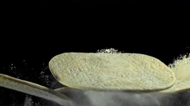 Pizza hamuru uçar ve düşer. 1000 fps 'de yüksek hızlı bir kamerayla çekildi. Yüksek kaliteli FullHD görüntüler