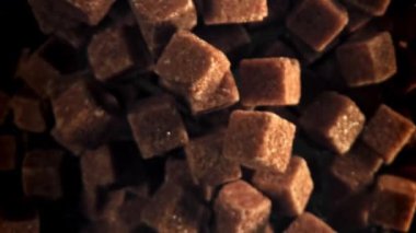 Çubuk şeker küpleri uçar ve düşer. 1000 fps 'de yüksek hızlı bir kamerayla çekildi. Yüksek kaliteli FullHD görüntüler