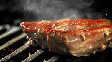 Ton balığı bifteği tavada kızarır. 1000 fps 'de yüksek hızlı bir kamerayla çekildi. Yüksek kaliteli FullHD görüntüler