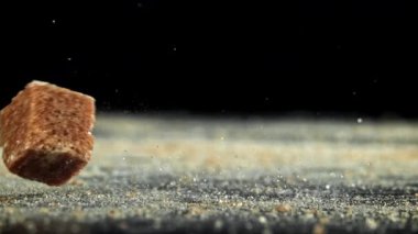 Çubuk şeker masaya düşer. 1000 fps 'de yüksek hızlı bir kamerayla çekildi. Yüksek kaliteli FullHD görüntüler