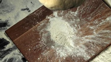 Taze hamur kesim tahtasına düşer. Yukarıdan bak. 1000 fps 'de yüksek hızlı bir kamerayla çekildi. Yüksek kaliteli FullHD görüntüler