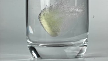 Aspirin suda çözünür. 1000 fps 'de yüksek hızlı bir kamerayla çekildi. Yüksek kaliteli FullHD görüntüler