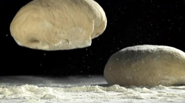 Hamur masaya düşer. 1000 fps 'de yüksek hızlı bir kamerayla çekildi. Yüksek kaliteli FullHD görüntüler