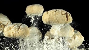 Hamur yukarı uçar ve aşağı düşer. 1000 fps 'de yüksek hızlı bir kamerayla çekildi. Yüksek kaliteli FullHD görüntüler