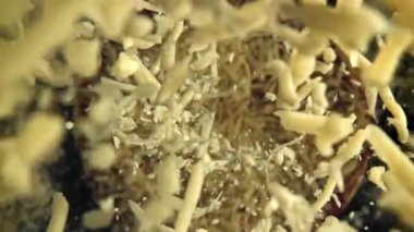 Pizza yapıyorum. Mozzarella peyniri pizzanın üzerine düşer. 1000 fps 'de yüksek hızlı bir kamerayla çekildi. Yüksek kaliteli FullHD görüntüler