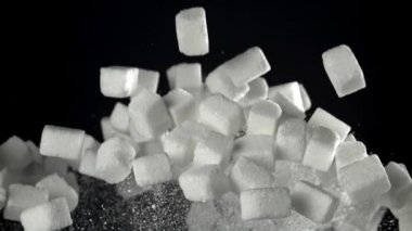 Şeker küpleri yukarı aşağı uçar. 1000 fps 'de yüksek hızlı bir kamerayla çekildi. Yüksek kaliteli FullHD görüntüler