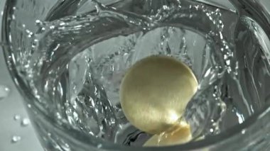 Bir aspirin tableti bir bardak suya düşer. 1000 fps 'de yüksek hızlı bir kamerayla çekildi. Yüksek kaliteli FullHD görüntüler