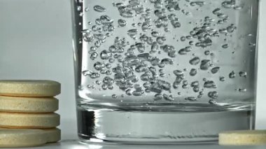 Bir bardak suda hava kabarcıkları. 1000 fps 'de yüksek hızlı bir kamerayla çekildi. Yüksek kaliteli FullHD görüntüler