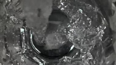 Su bir bardağa doldurulur. 1000 fps 'de yüksek hızlı bir kamerayla çekildi. Yüksek kaliteli FullHD görüntüler