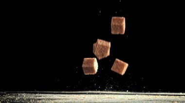 Çubuk şeker masaya düşer. 1000 fps 'de yüksek hızlı bir kamerayla çekildi. Yüksek kaliteli FullHD görüntüler