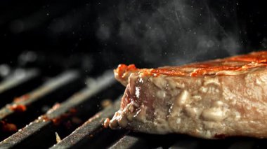Ton balığı bifteği tavada kızarır. 1000 fps 'de yüksek hızlı bir kamerayla çekildi. Yüksek kaliteli FullHD görüntüler