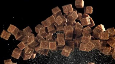 Çubuk şeker küpleri uçar ve düşer. 1000 fps 'de yüksek hızlı bir kamerayla çekildi. Yüksek kaliteli FullHD görüntüler