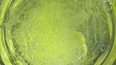 Aspirin suda çözünür. 1000 fps 'de yüksek hızlı bir kamerayla çekildi. Yüksek kaliteli FullHD görüntüler