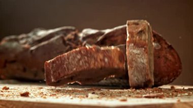 Dilimlenmiş baget parçaları masaya düşer. 1000 fps 'de yüksek hızlı bir kamerayla çekildi. Yüksek kaliteli FullHD görüntüler