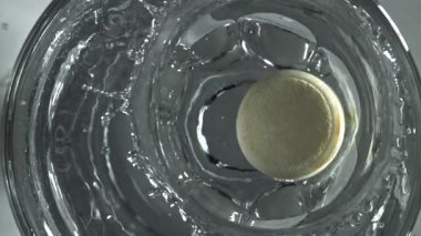 Bir aspirin tableti bir bardak suya düşer. 1000 fps 'de yüksek hızlı bir kamerayla çekildi. Yüksek kaliteli FullHD görüntüler