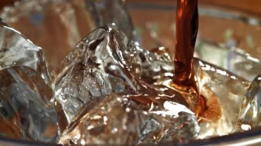 Kola buzlu bir bardağa dökülür. 1000 fps 'de yüksek hızlı bir kamerayla çekildi. Yüksek kaliteli FullHD görüntüler
