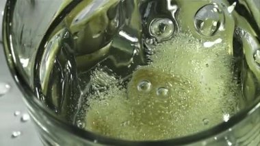 Bir aspirin tableti bir bardak suya düşer. 1000 fps 'de yüksek hızlı bir kamerayla çekildi. Yüksek kaliteli FullHD görüntüler