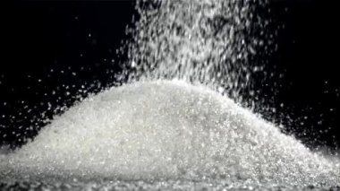Şeker bir yığın halinde masaya düşer. 1000 fps 'de yüksek hızlı bir kamerayla çekildi. Yüksek kaliteli FullHD görüntüler